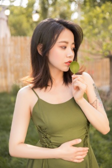 女生手脚绑起来嘴巴用胶带封上